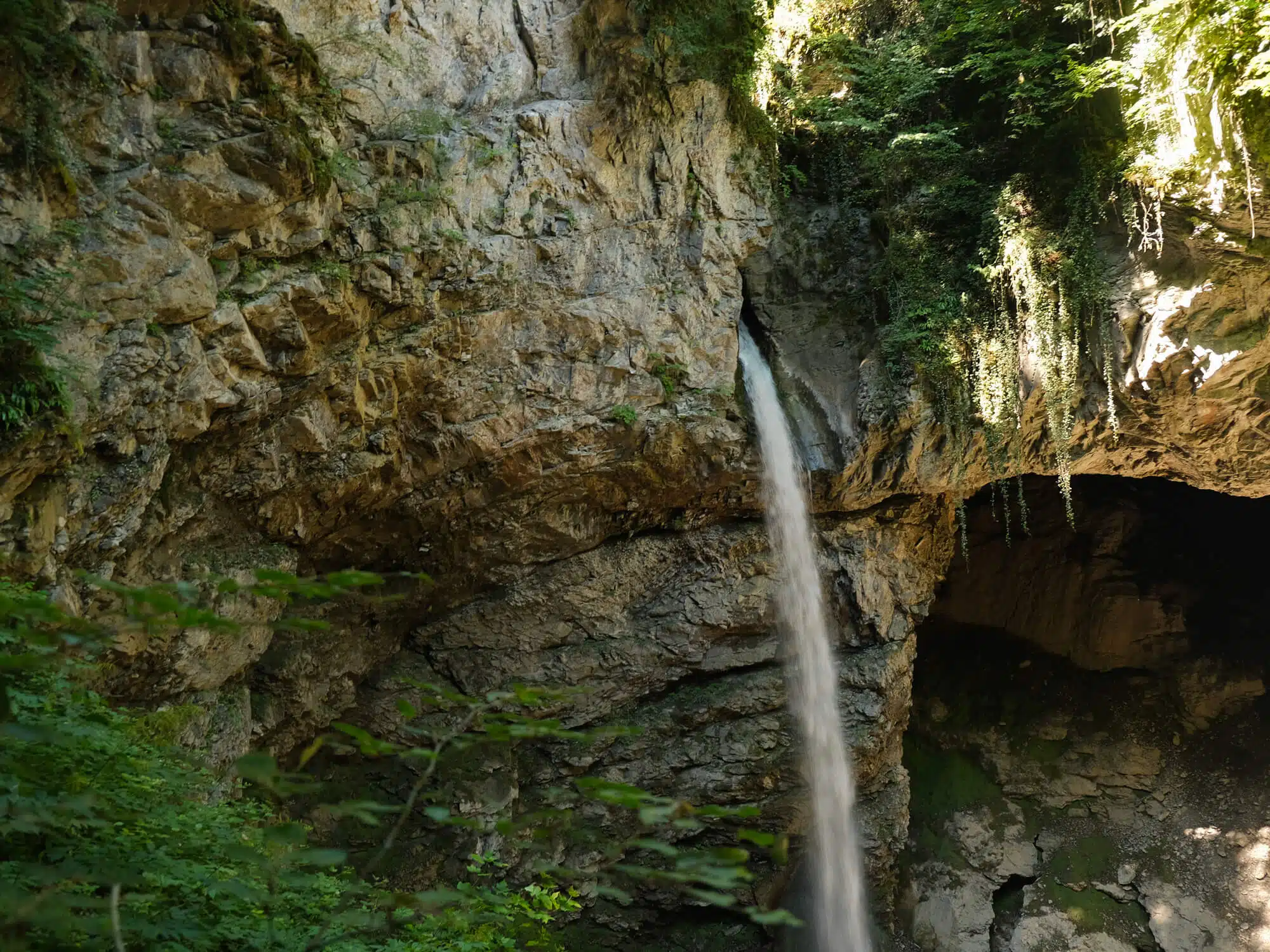 Exploration fascinante de la grotte et cascade de Seythenex un trésor caché des Alpes françaises