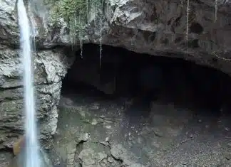 Exploration fascinante de la grotte et cascade de Seythenex un trésor caché des Alpes françaises