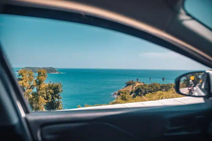 une voiture avec vue sur la mer